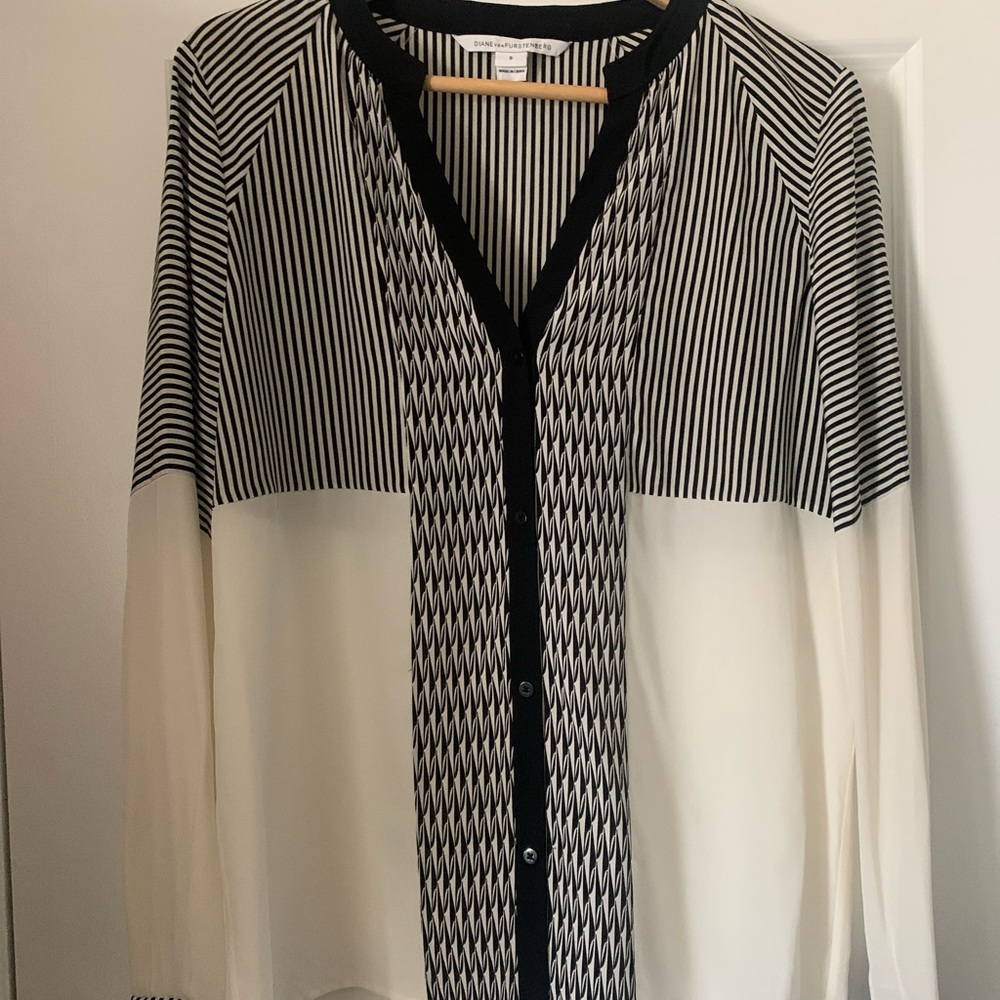 Diane Von Furstenburg black & white business casual blouse